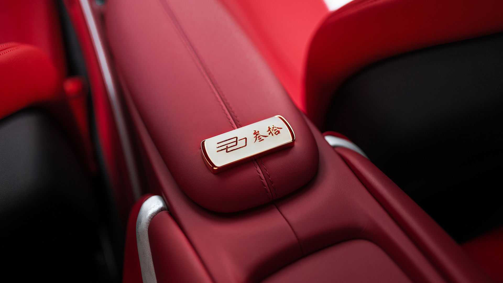 Ferrari Roma phiên bản đặc biệt có bộ ấm trà, hộp xì gà và cả... diều trong xe - Ảnh 6. Ferrari Roma phiên bản đặc biệt có bộ ấm trà, hộp xì gà và cả... diều trong xe - Ảnh 6.