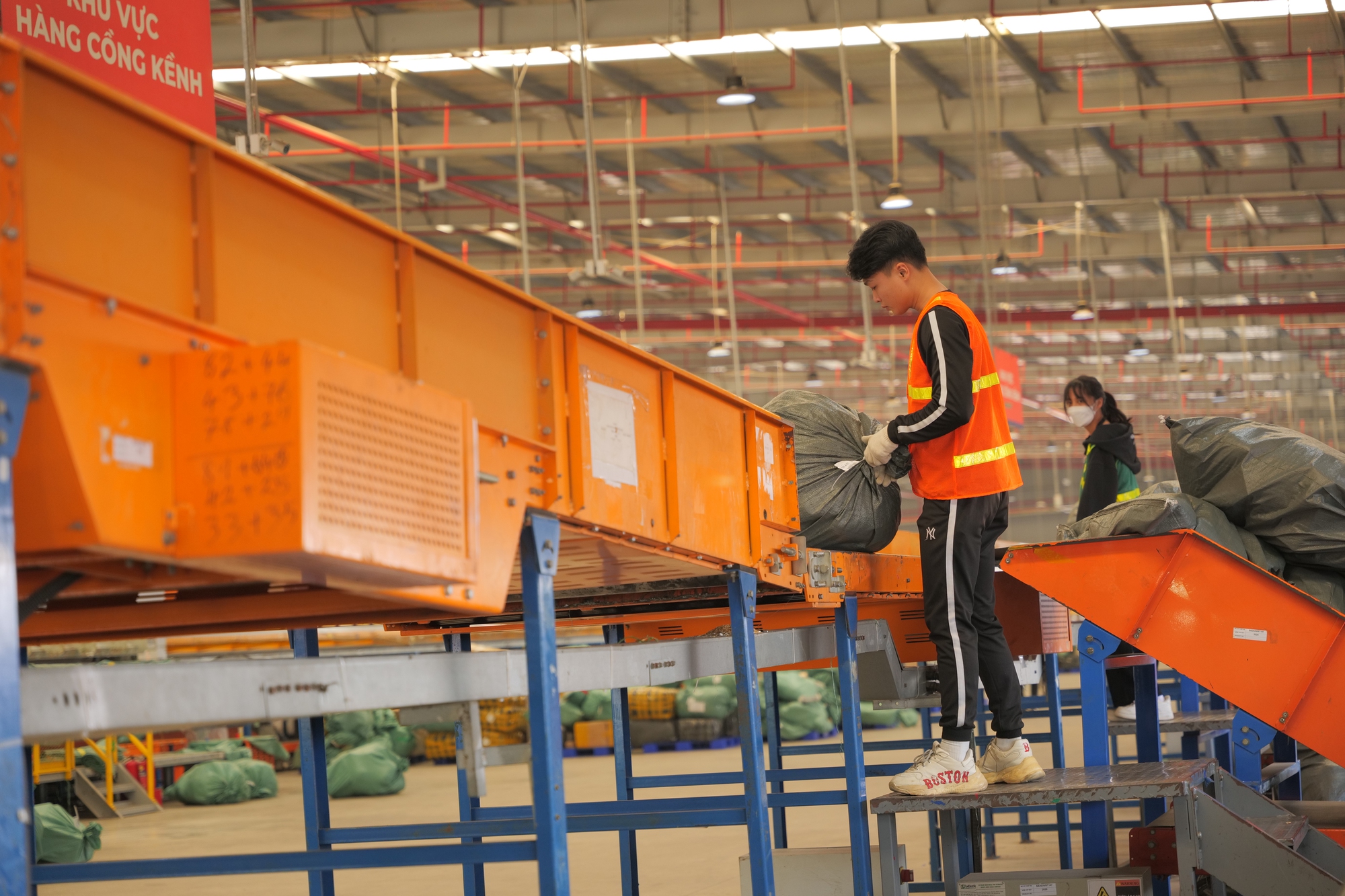 Kho chia chọn triệu USD của GHN tại Hà Nội: Công nghệ tự cân đo khối lượng, kích thước và phân loại kiện hàng, xử lý tới 3,5 triệu đơn/ngày - Ảnh 9.