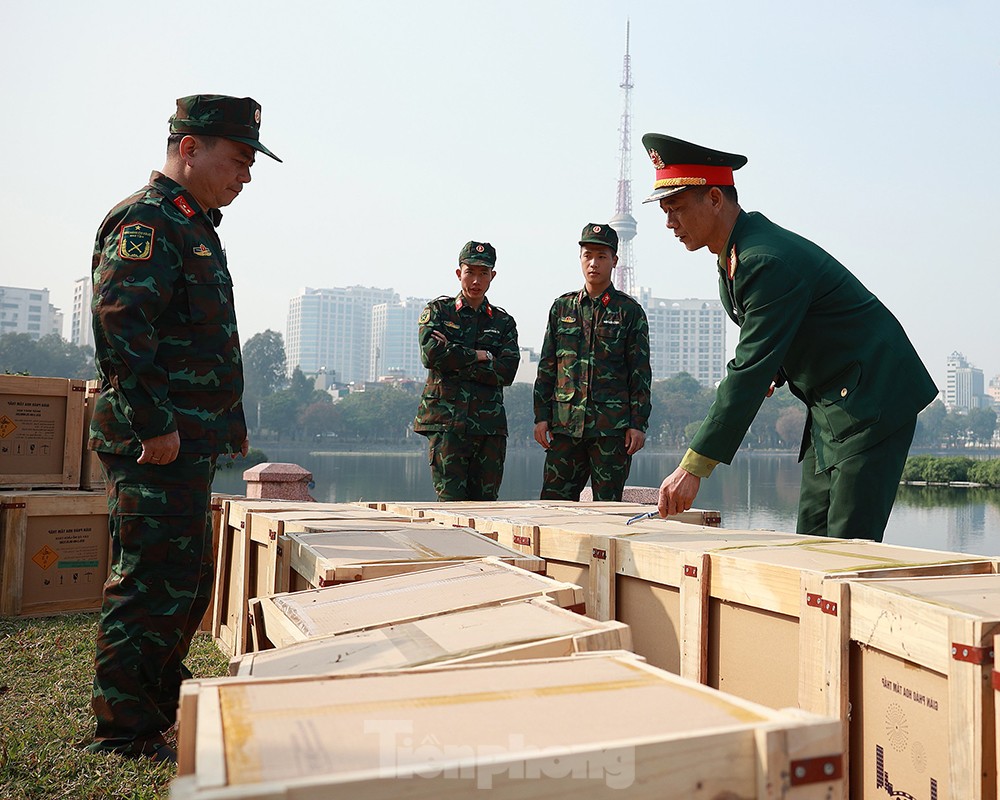 Cận cảnh trận địa pháo hoa tầm cao đêm giao thừa tại Hà Nội - Ảnh 2.