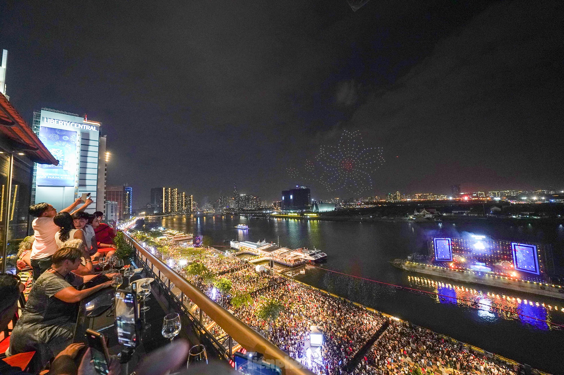 Xem lại màn trình diễn mãn nhãn của 200 flycam trên bầu trời đêm giao thừa - Ảnh 4. Xem lại màn trình diễn mãn nhãn của 200 flycam trên bầu trời đêm giao thừa - Ảnh 4.