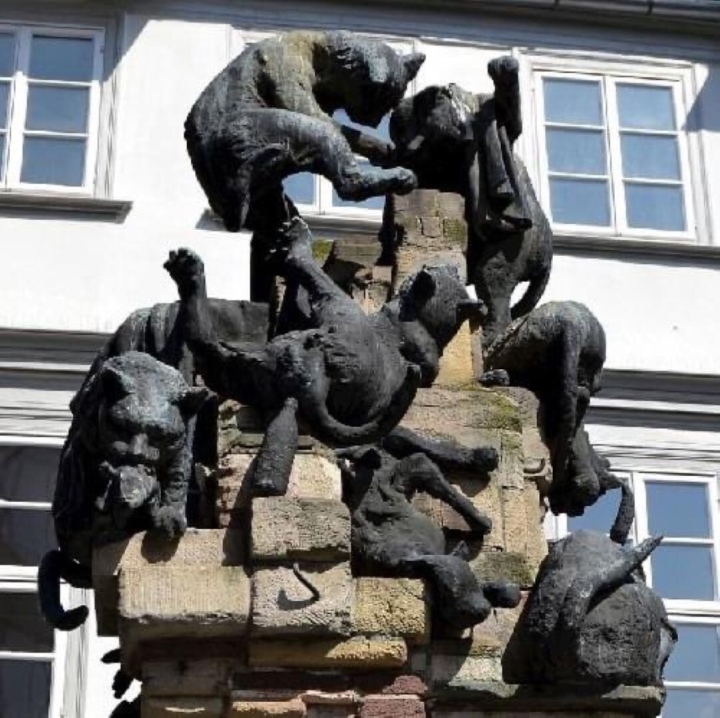 Những bức tượng mèo nổi tiếng thế giới - Ảnh 2.