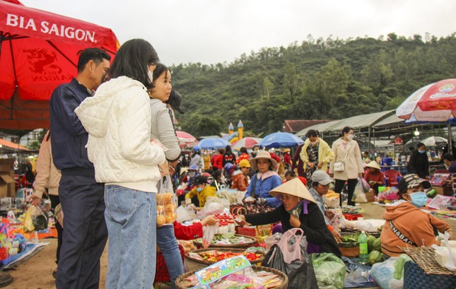 Phiên chợ mỗi năm chỉ họp 1 lần và không trả giá ở Bình Định  - Ảnh 2.