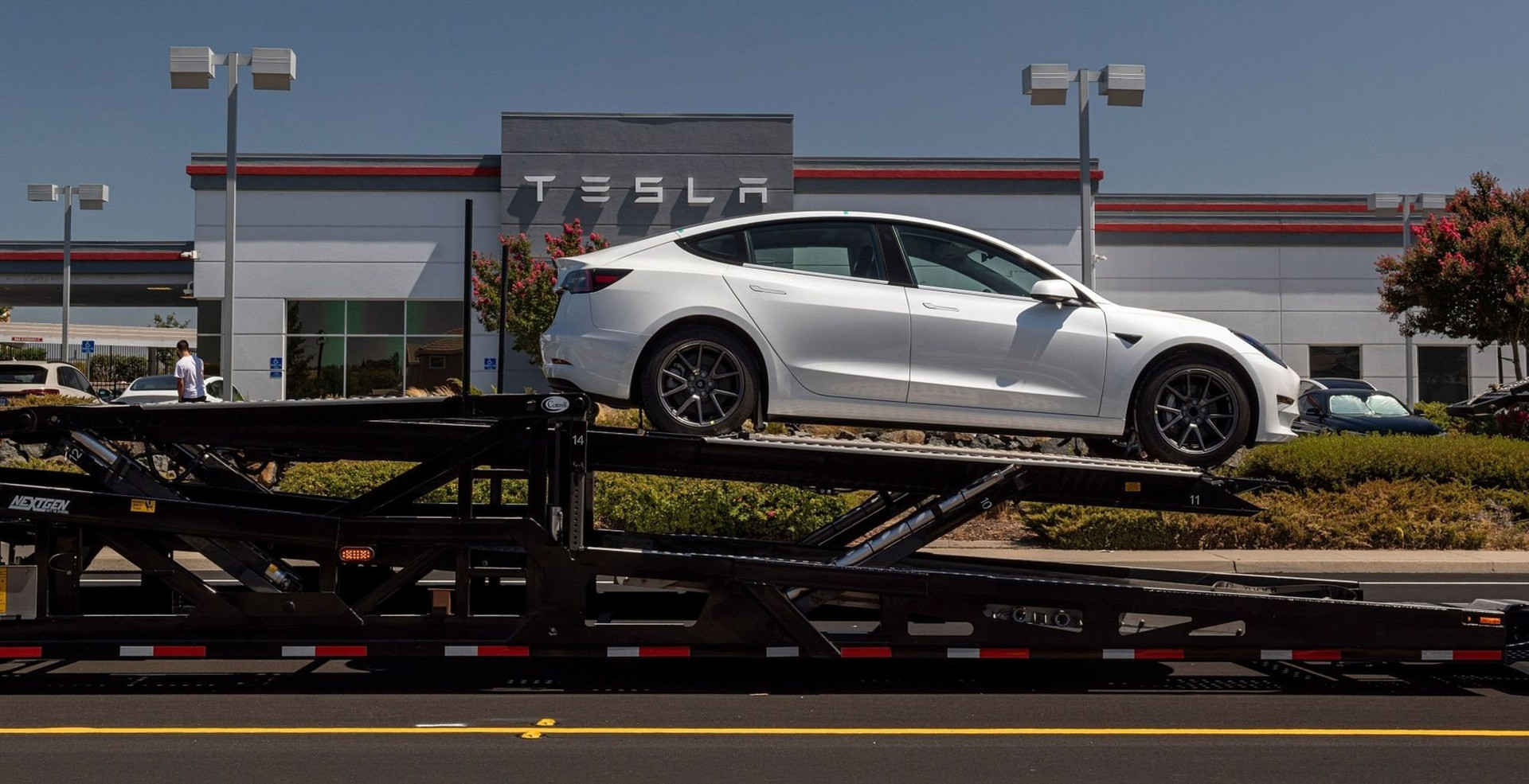 Sự thật về Tesla: Chỉ là một hãng sản xuất ô tô 'tầm thường' dù từng có định giá hơn 1,2 nghìn tỷ đô? - Ảnh 1. Sự thật về Tesla: Chỉ là một hãng sản xuất ô tô 'tầm thường' dù từng có định giá hơn 1,2 nghìn tỷ đô? - Ảnh 1.