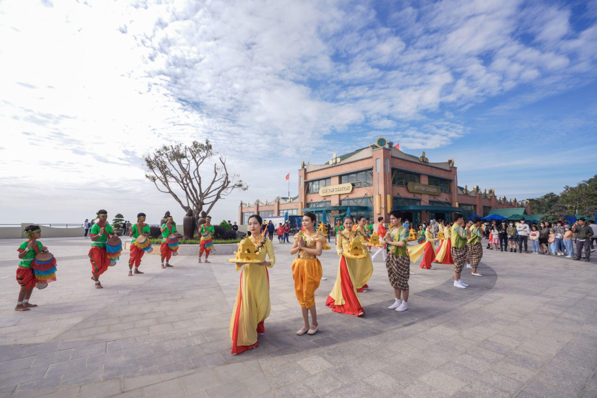 Điểm danh các lễ hội đầu xuân lớn bậc nhất Việt Nam để 'xách balo lên và đi' - Ảnh 7.