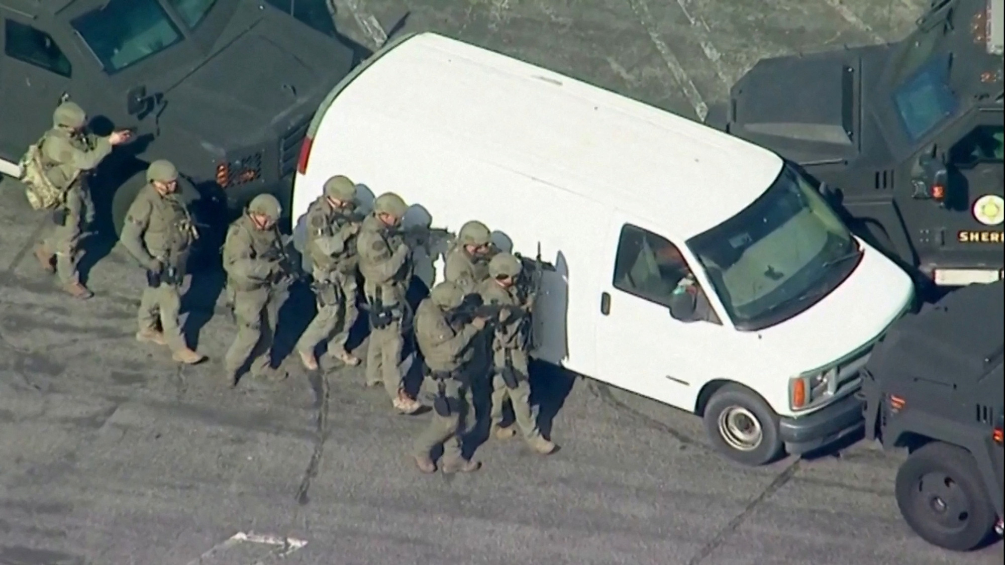 Cảnh sát sử dụng xe bọc thép bao vây xe tải chở hàng màu trắng, được cho là có liên quan đến nghi phạm xả súng hàng loạt ở Monterey Park, bang California, ngày 22-1 - Ảnh: REUTERS