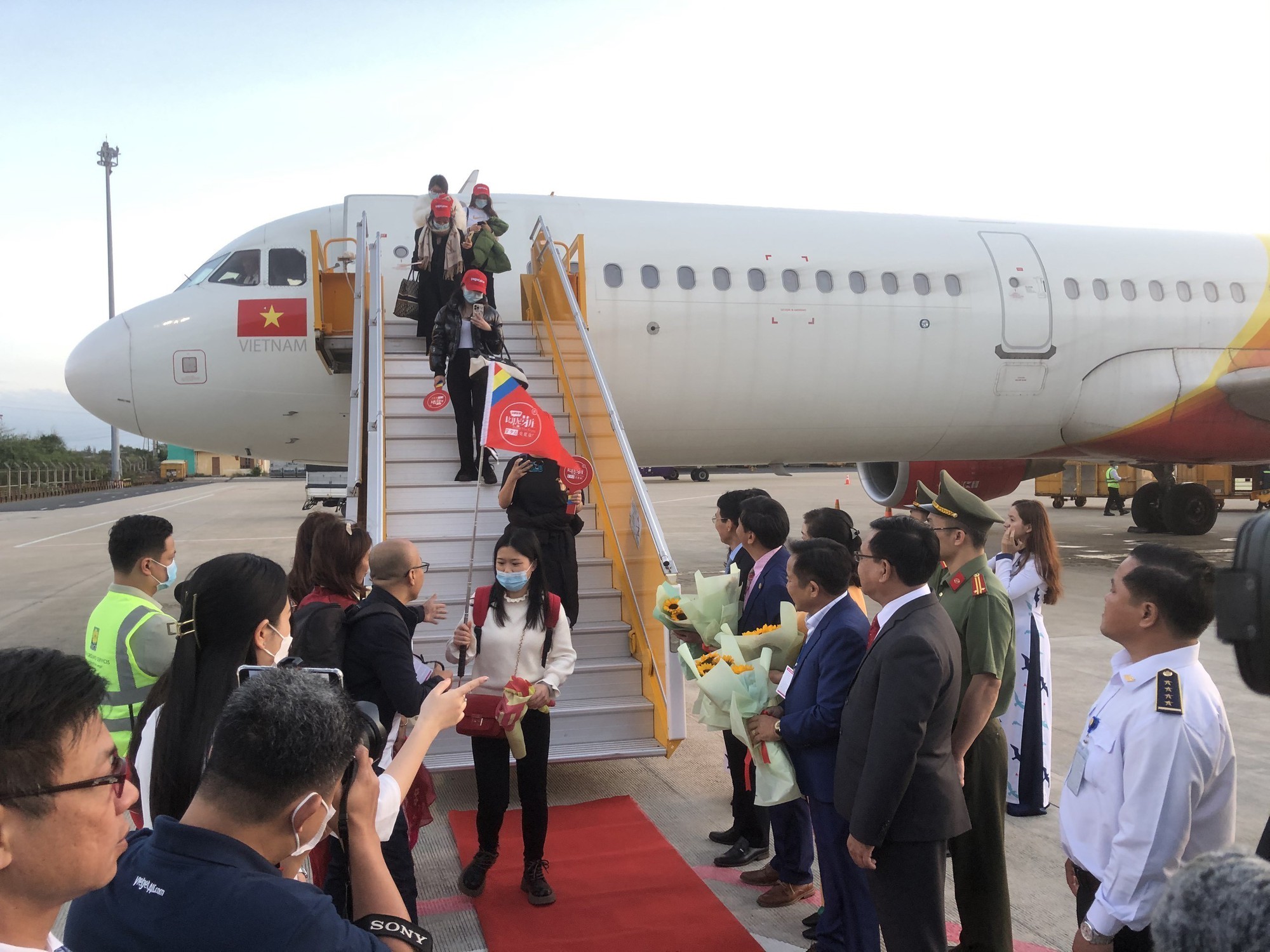 Khánh Hòa đón chuyến bay đầu tiên từ Trung Quốc - Ảnh 1. Khánh Hòa đón chuyến bay đầu tiên từ Trung Quốc - Ảnh 1.