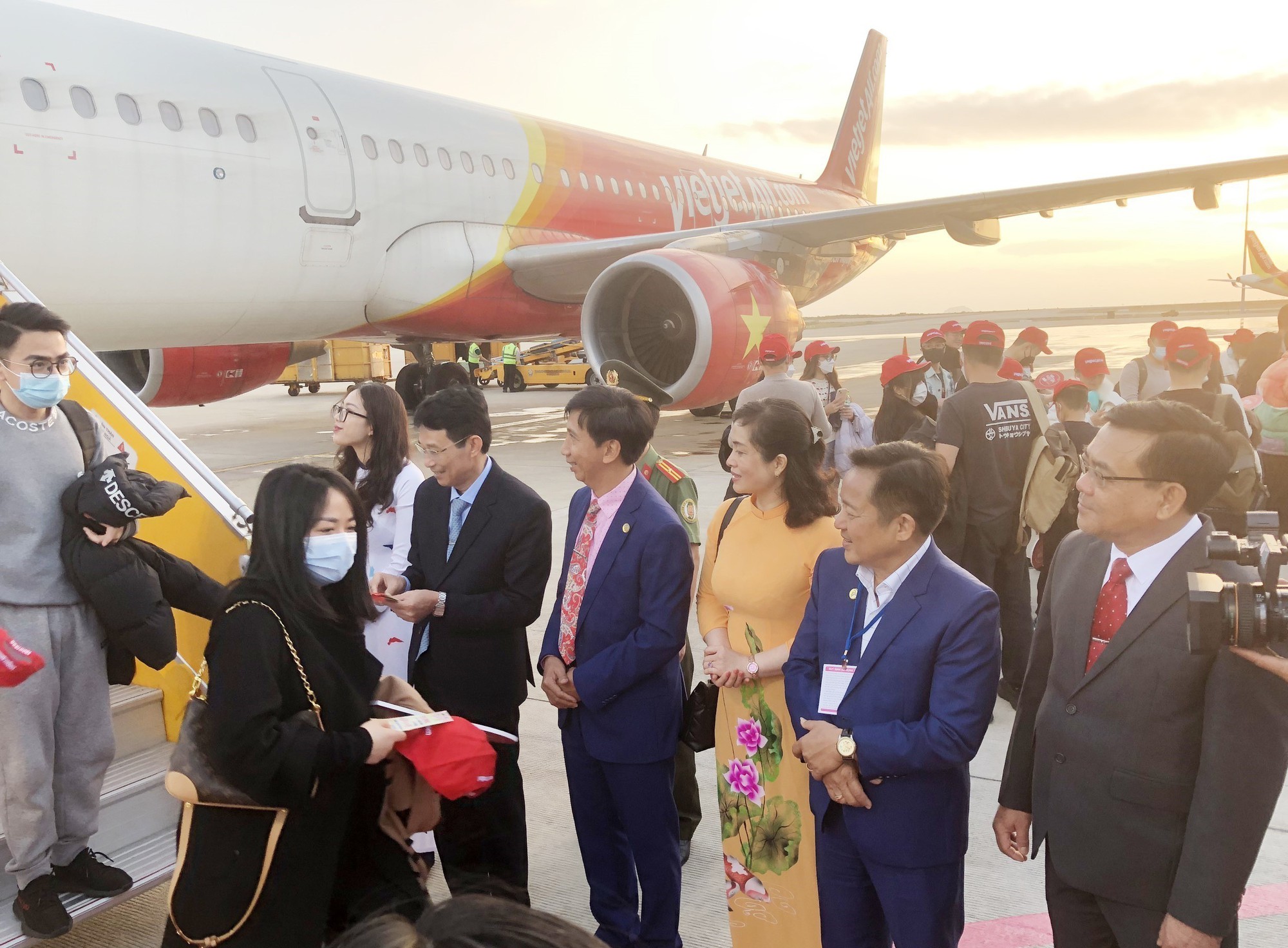 Khánh Hòa đón chuyến bay đầu tiên từ Trung Quốc - Ảnh 2. Khánh Hòa đón chuyến bay đầu tiên từ Trung Quốc - Ảnh 2.