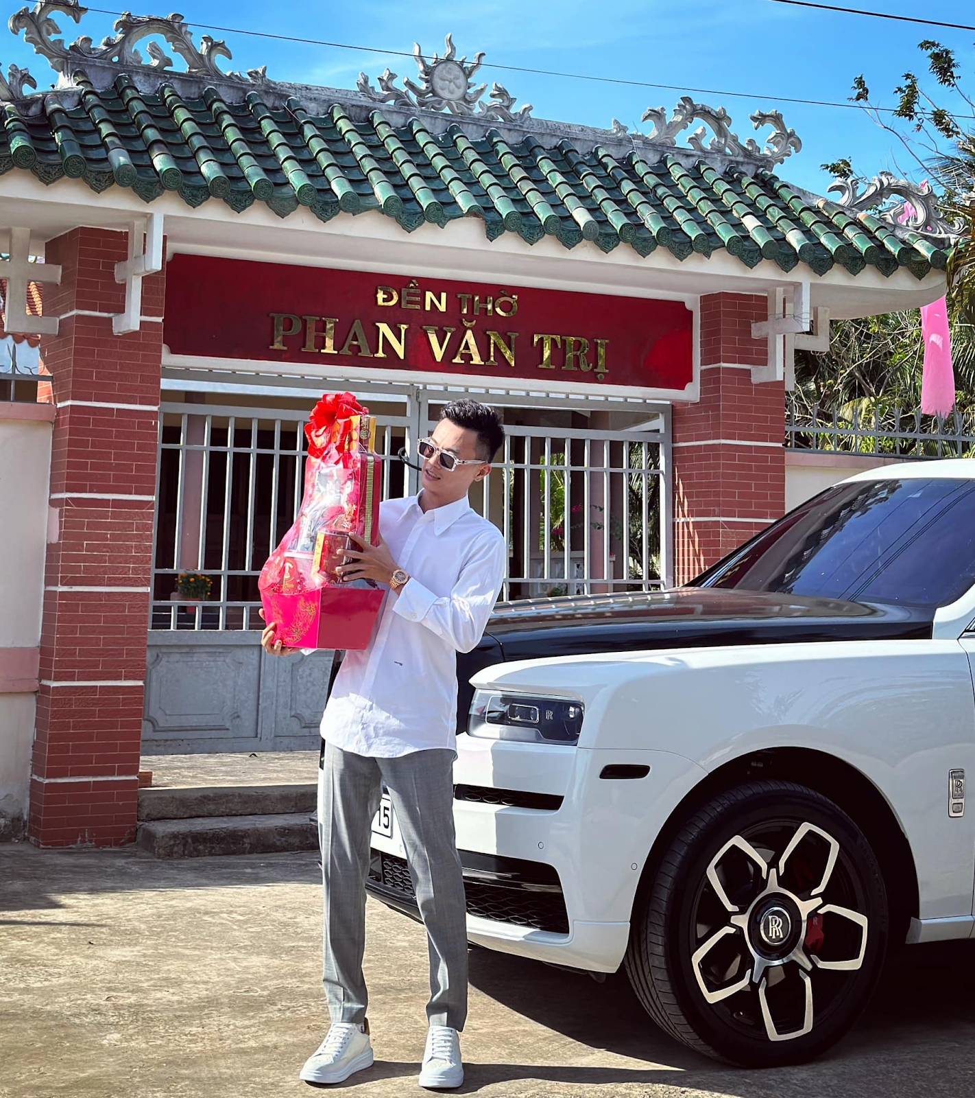 Đại gia Bến Tre 29 tuổi lái 'sương sương' 2 siêu xe giá trị bằng cả gia tài về quê ăn Tết: Soi profile mới ngỡ ngàng vì tuổi còn trẻ mà tài quá cao - Ảnh 5. Đại gia Bến Tre 29 tuổi lái 'sương sương' 2 siêu xe giá trị bằng cả gia tài về quê ăn Tết: Soi profile mới ngỡ ngàng vì tuổi còn trẻ mà tài quá cao - Ảnh 5.
