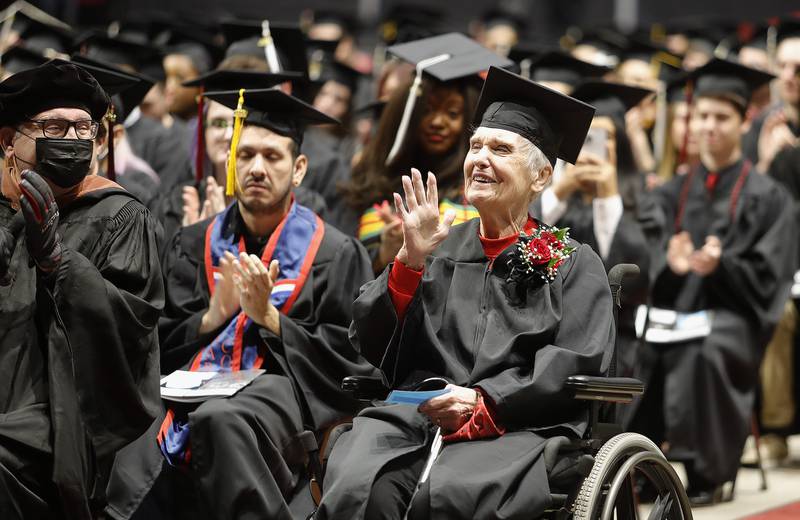 Mất 71 năm để học xong đại học, bà cụ tốt nghiệp ở tuổi 90 - Ảnh 1.