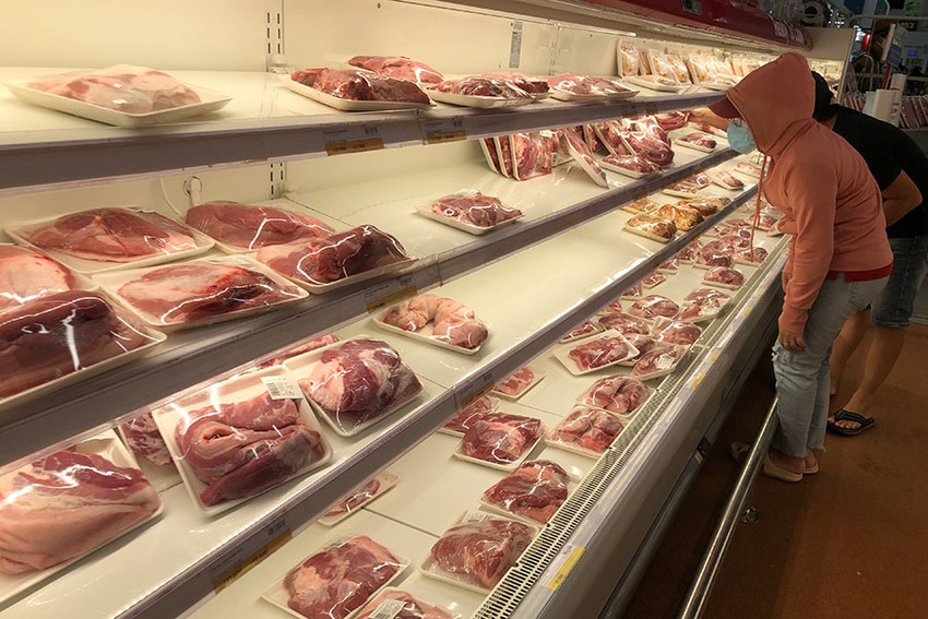 Siêu thị giảm giá tới 40% nhiều sản phẩm thịt lợn - Ảnh 1.