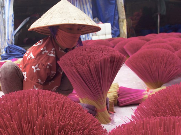 Báo nước ngoài ấn tượng với làng nghề làm hương trăm tuổi của Việt Nam - Ảnh 7.