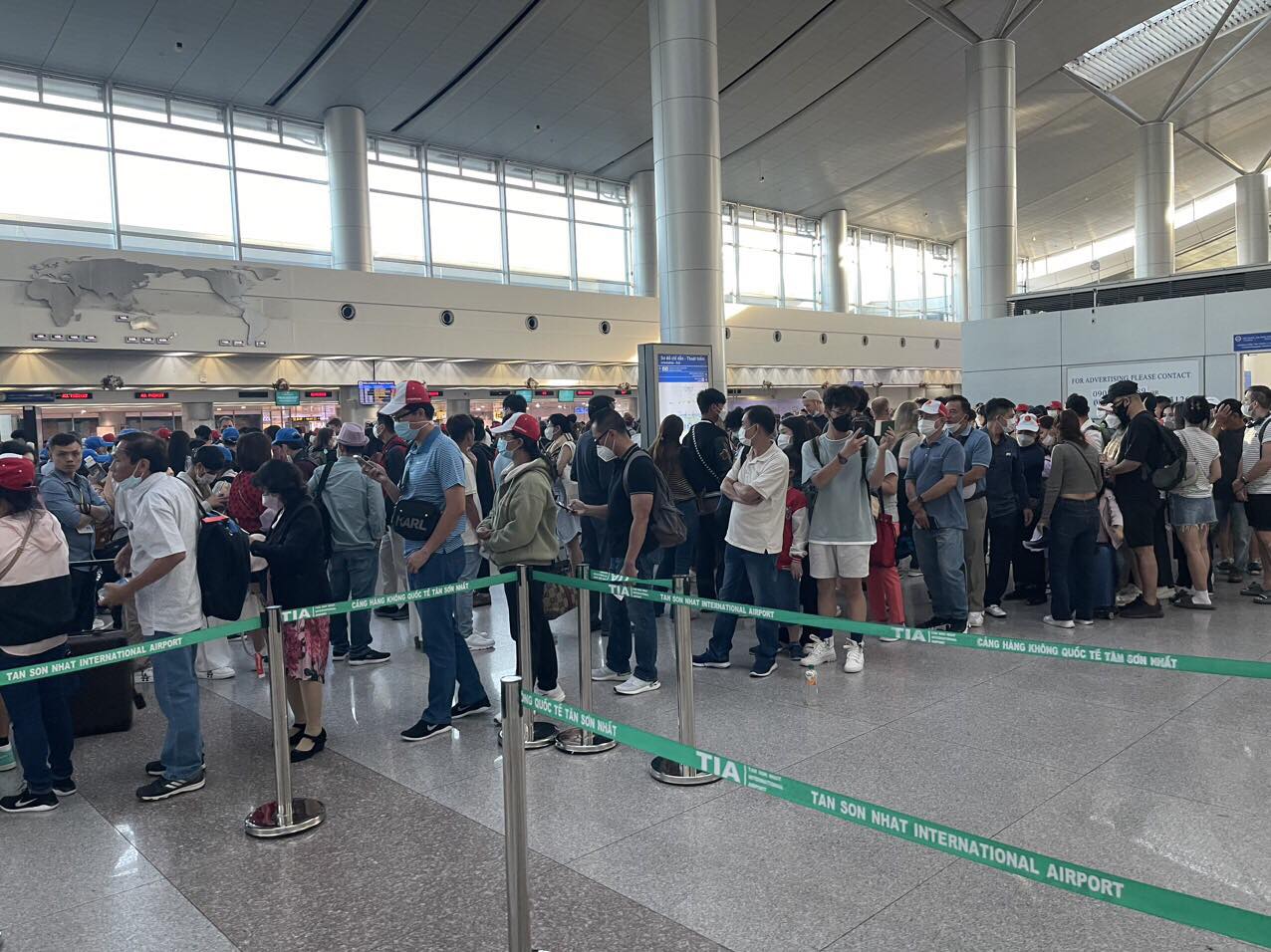 Thông tin nóng khi khách đang ùn ùn trở lại sân bay Tân Sơn Nhất - Ảnh 1.