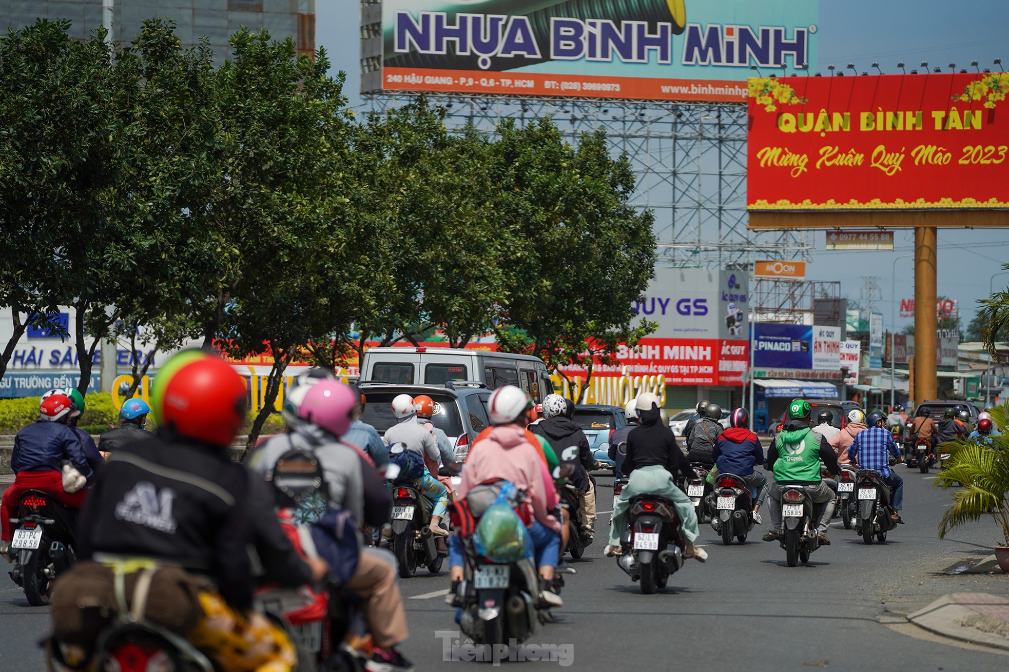 Mùng Bốn Tết, người dân miền Tây lỉnh kỉnh đồ đạc quay lại TPHCM - Ảnh 13.