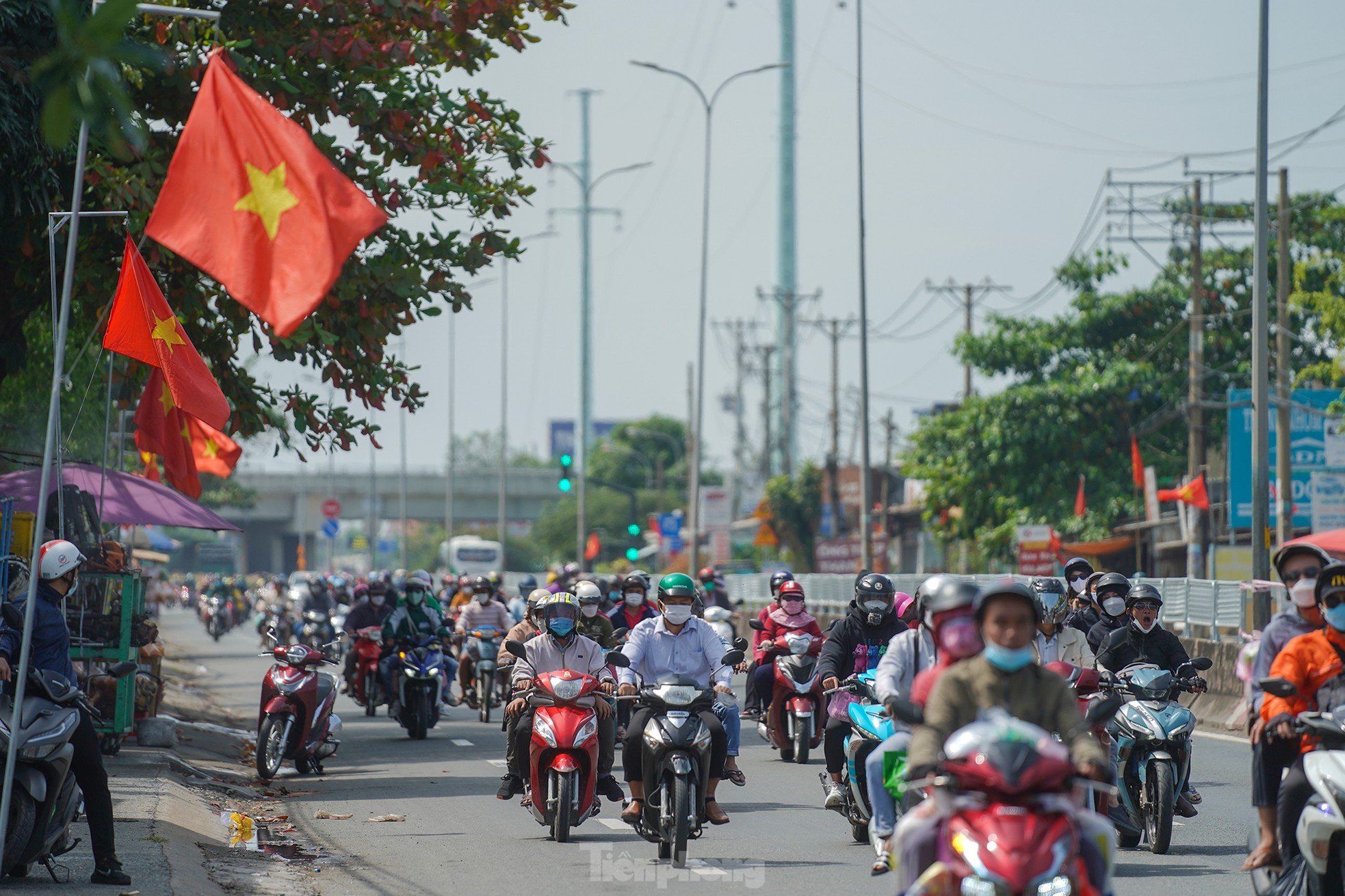 Mùng Bốn Tết, người dân miền Tây lỉnh kỉnh đồ đạc quay lại TPHCM - Ảnh 5.