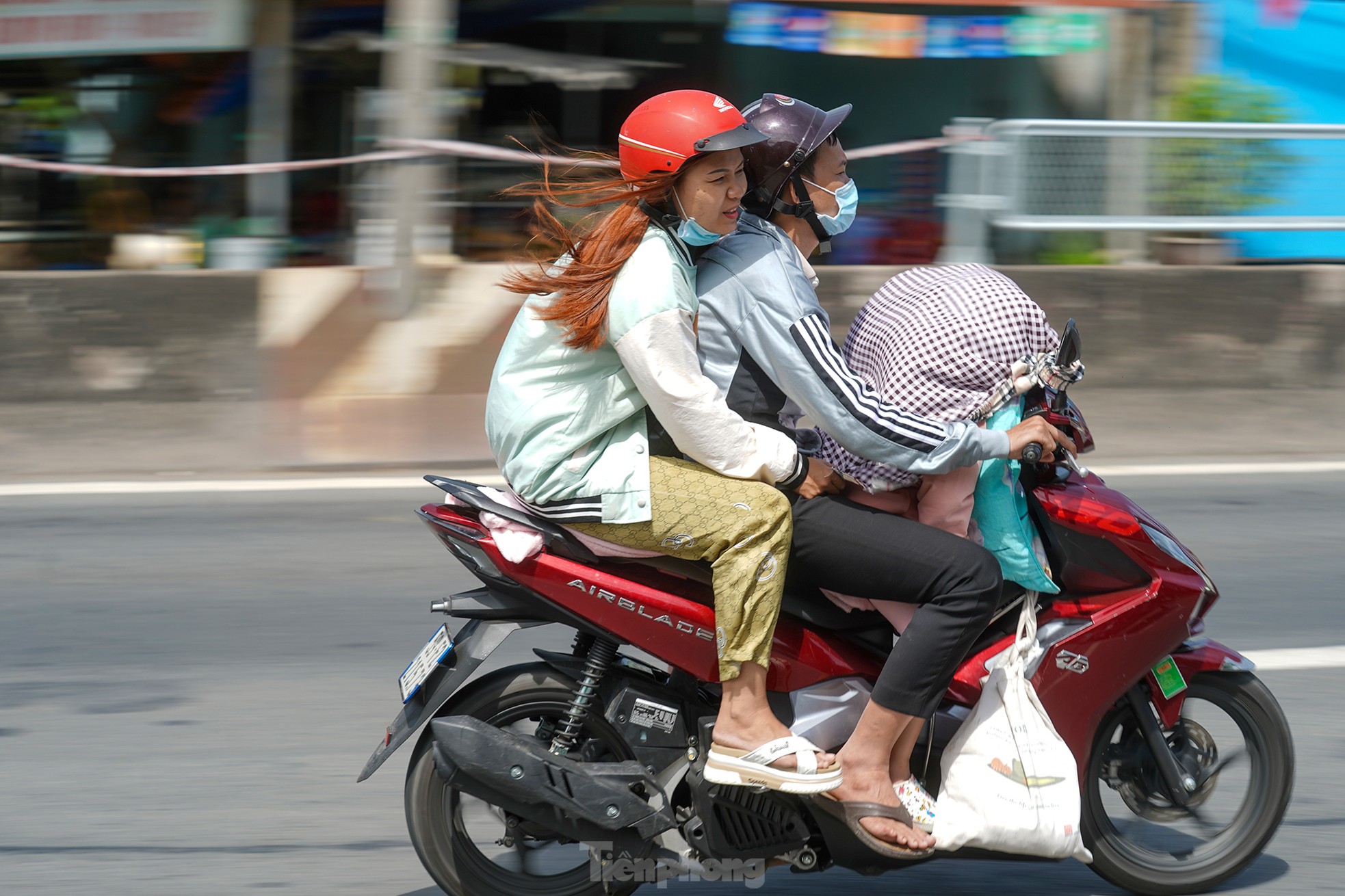 Mùng Bốn Tết, người dân miền Tây lỉnh kỉnh đồ đạc quay lại TPHCM - Ảnh 6. Mùng Bốn Tết, người dân miền Tây lỉnh kỉnh đồ đạc quay lại TPHCM - Ảnh 6.