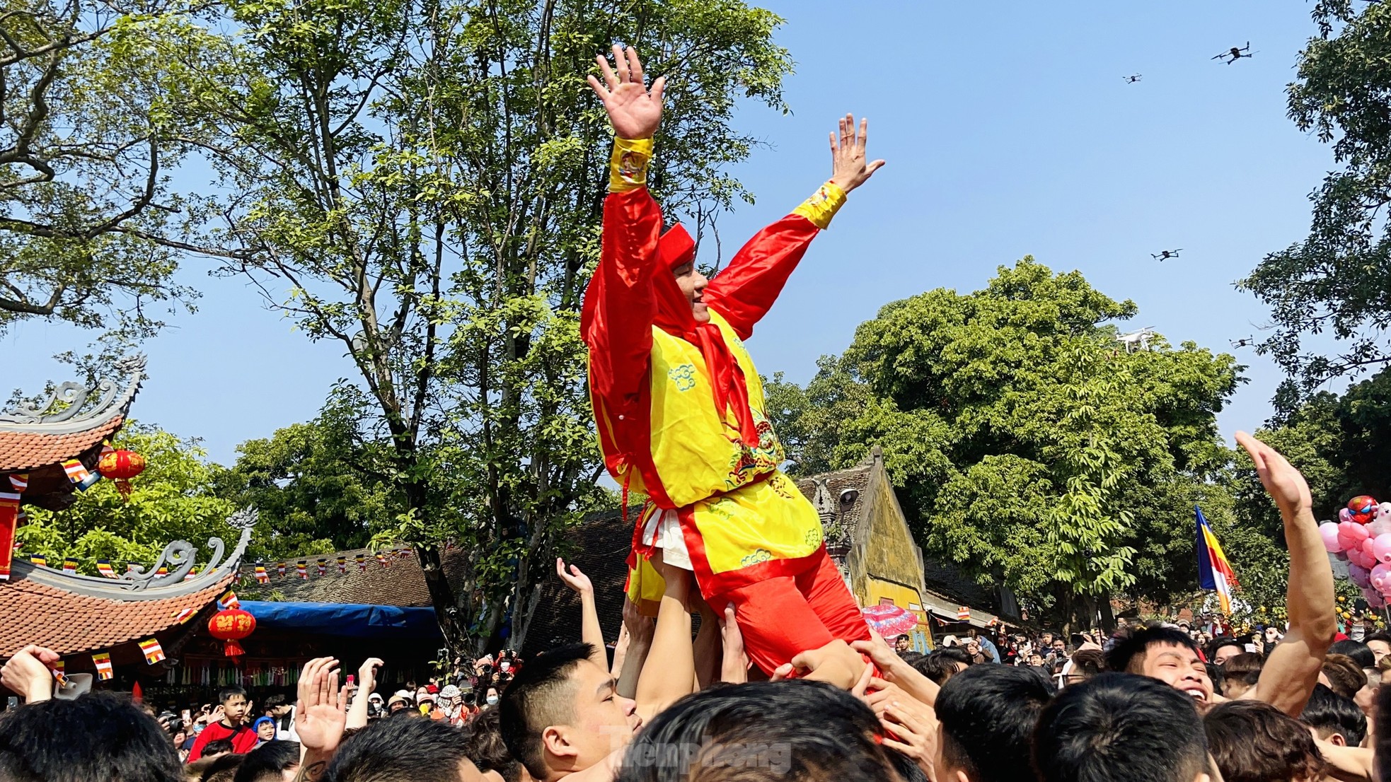 'Biển người' chen chân tham dự nghi lễ 'dô ông đám' tại lễ rước pháo Đồng Kỵ - Ảnh 6.