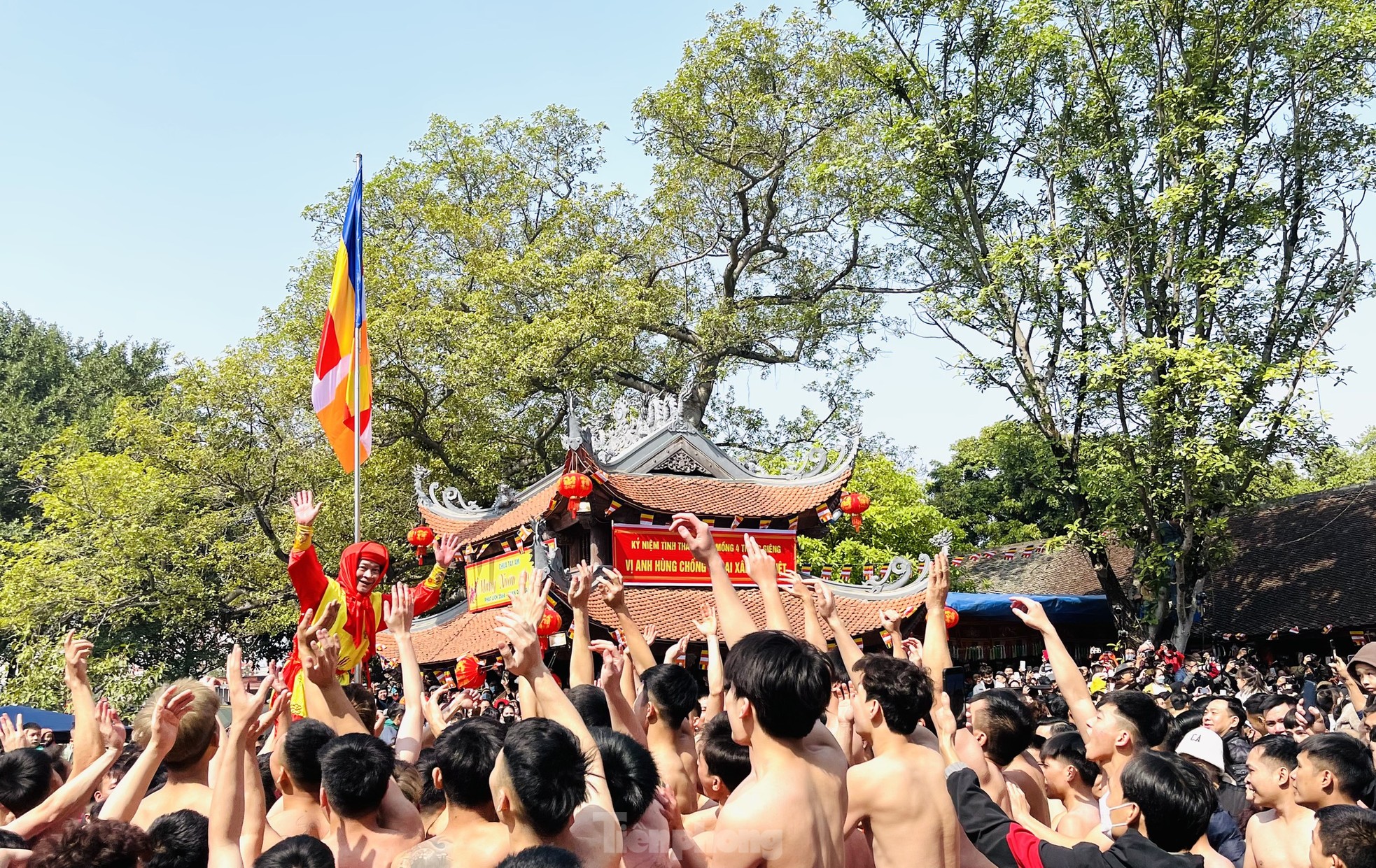 'Biển người' chen chân tham dự nghi lễ 'dô ông đám' tại lễ rước pháo Đồng Kỵ - Ảnh 7.