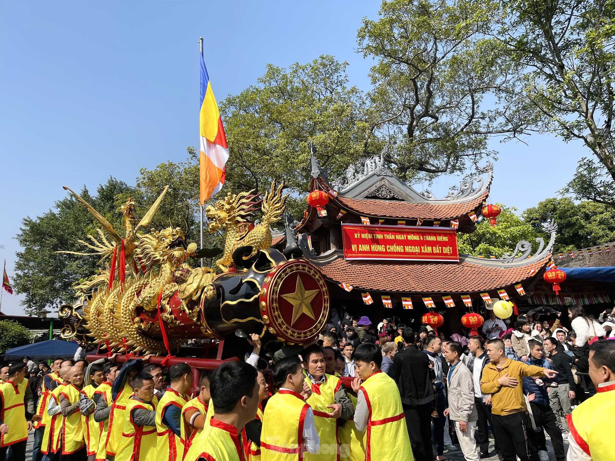 'Biển người' chen chân tham dự nghi lễ 'dô ông đám' tại lễ rước pháo Đồng Kỵ - Ảnh 4.