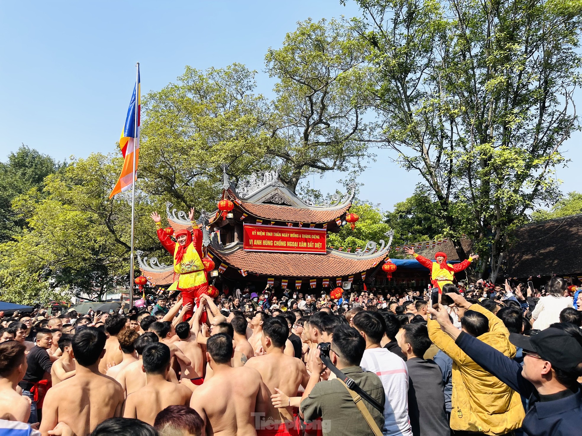 'Biển người' chen chân tham dự nghi lễ 'dô ông đám' tại lễ rước pháo Đồng Kỵ - Ảnh 5.