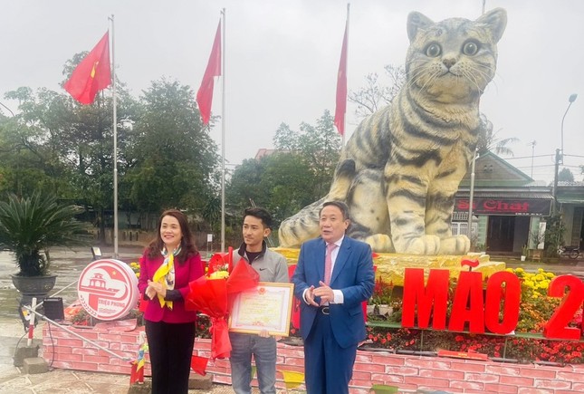 Khen thưởng nghệ nhân tạo hình linh vật 'hoa hậu mèo' ở Quảng Trị - Ảnh 1.
