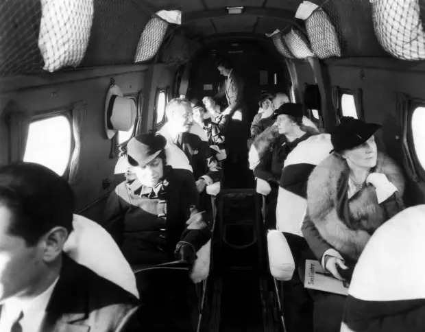 Cảnh tượng trên khoang máy bay từ 100 năm trước - Ảnh 10.