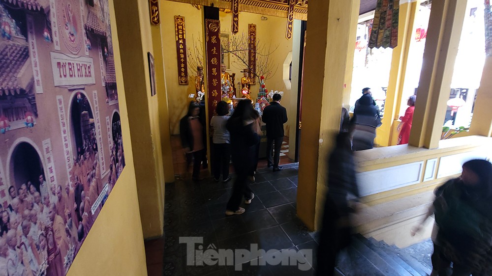 Dân công sở tranh thủ giờ nghỉ trưa đi chùa Quán Sứ cầu an - Ảnh 8.
