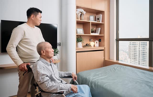 Cha mắc bệnh Parkinson, gắn liền với xe lăn, con trai "bí mật" tặng món quà xúc động - Ảnh 3. Cha mắc bệnh Parkinson, gắn liền với xe lăn, con trai "bí mật" tặng món quà xúc động - Ảnh 3.