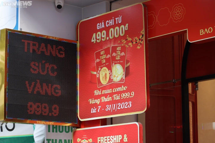 Hà Nội: Trang trí bắt mắt, cửa hàng vàng vẫn vắng vẻ trước ngày vía Thần Tài - Ảnh 1. Hà Nội: Trang trí bắt mắt, cửa hàng vàng vẫn vắng vẻ trước ngày vía Thần Tài - Ảnh 1.