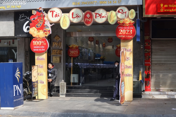 Hà Nội: Trang trí bắt mắt, cửa hàng vàng vẫn vắng vẻ trước ngày vía Thần Tài - Ảnh 4.