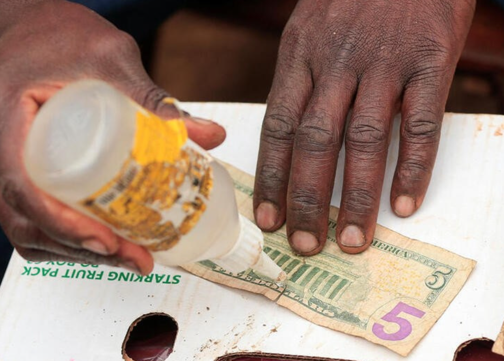 Nghề vá tiền cũ và giao dịch chợ đen ở Zimbabwe tìm được “đất sống” giữa nền kinh tế lạm phát cao nhất thế giới - Ảnh 1. Nghề vá tiền cũ và giao dịch chợ đen ở Zimbabwe tìm được “đất sống” giữa nền kinh tế lạm phát cao nhất thế giới - Ảnh 1.