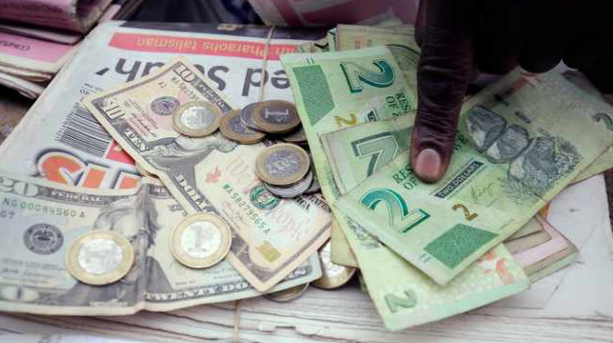 Nghề vá tiền cũ và giao dịch chợ đen ở Zimbabwe tìm được “đất sống” giữa nền kinh tế lạm phát cao nhất thế giới - Ảnh 4. Nghề vá tiền cũ và giao dịch chợ đen ở Zimbabwe tìm được “đất sống” giữa nền kinh tế lạm phát cao nhất thế giới - Ảnh 4.