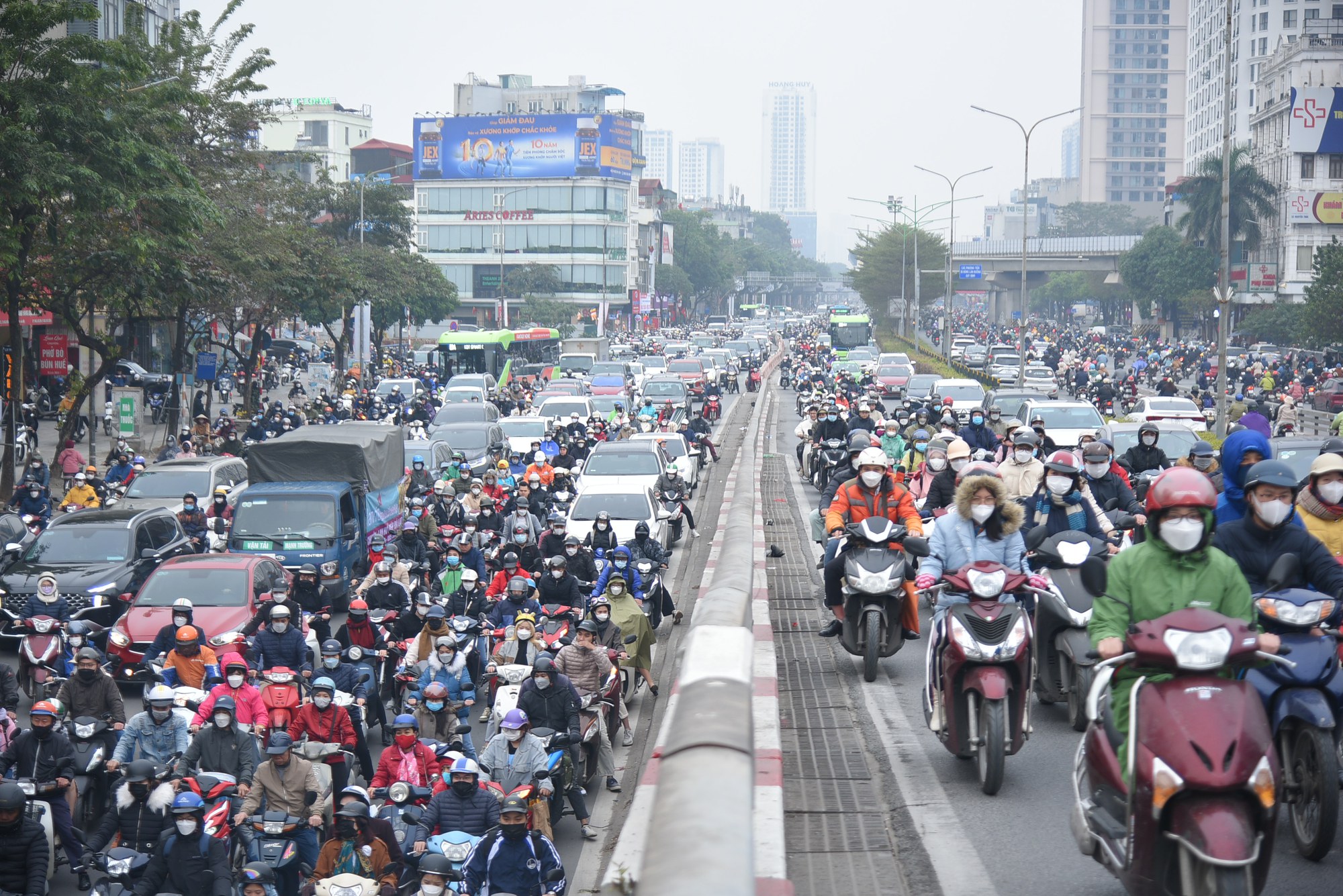 Người dân mệt mỏi vì ùn tắc kéo dài ngay trong ngày đầu tiên trở lại đi làm năm 2023 - Ảnh 7.