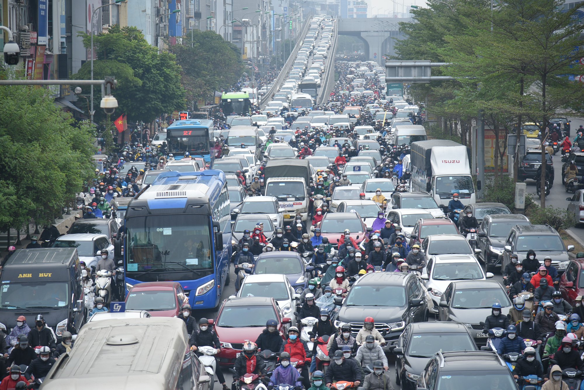 Người dân mệt mỏi vì ùn tắc kéo dài ngay trong ngày đầu tiên trở lại đi làm năm 2023 - Ảnh 8.