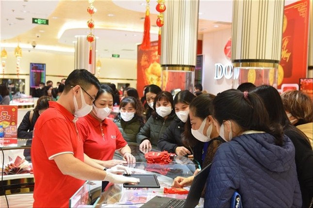 Năm 2023, có nên đầu tư vào vàng, USD? - Ảnh 1. Năm 2023, có nên đầu tư vào vàng, USD? - Ảnh 1.