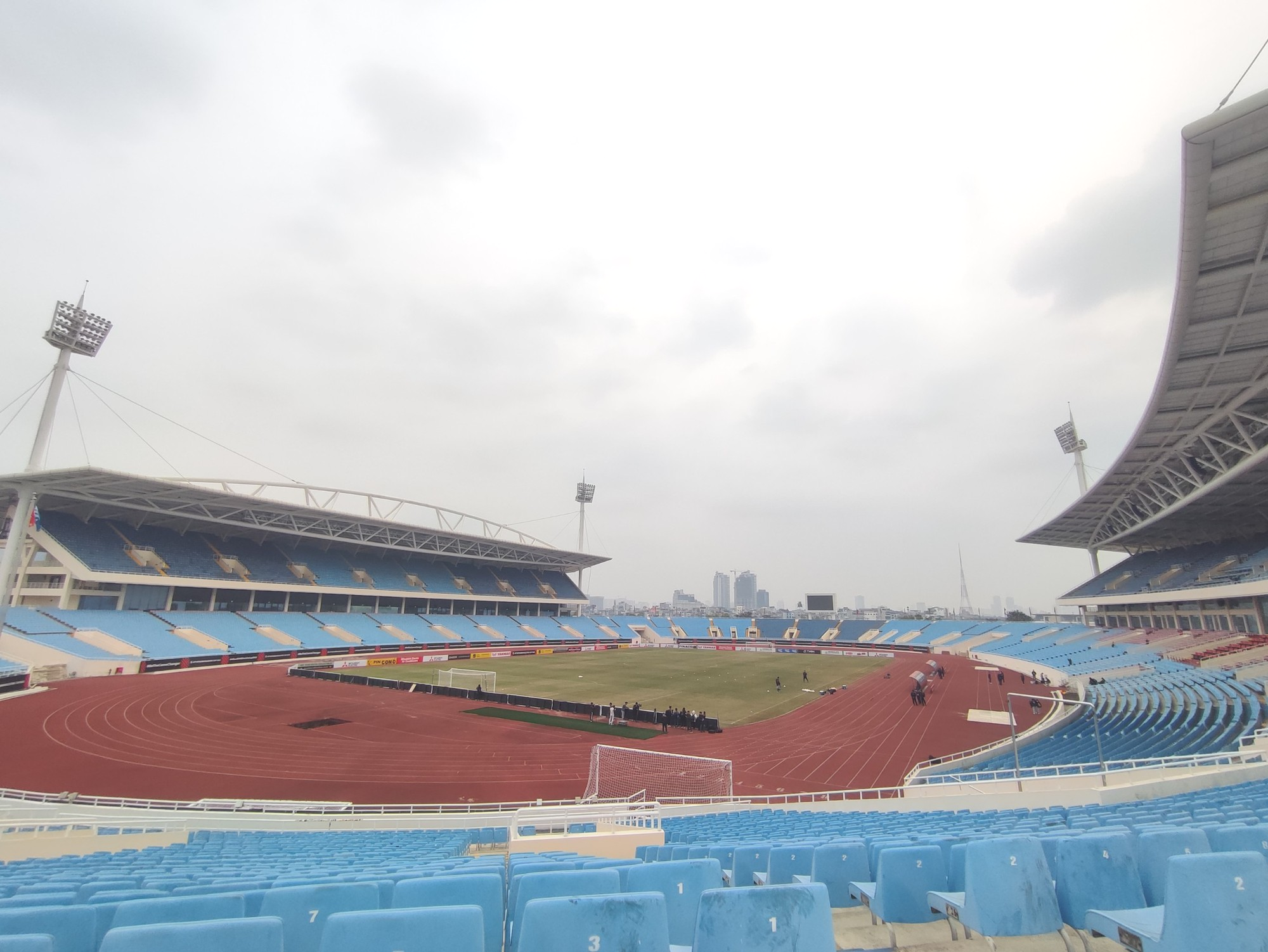 Nhân viên SVĐ Mỹ Đình nỗ lực làm sạch ghế khán giả trận ĐT Việt Nam vs ĐT Myanmar - Ảnh 1.