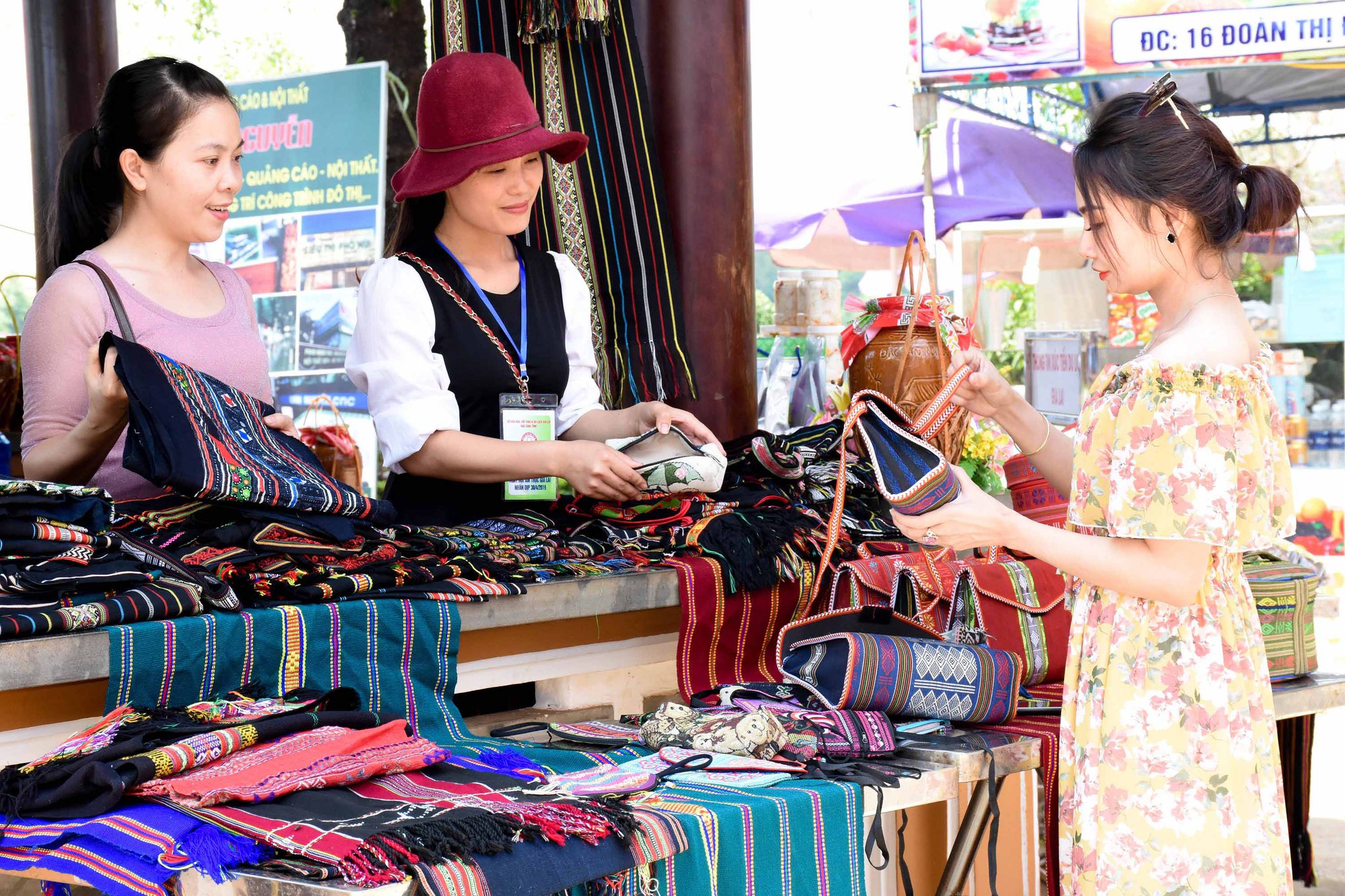 Du lịch Tết: Những thứ dù có nhiều tiền bạn cũng không nên mua - Ảnh 1. Du lịch Tết: Những thứ dù có nhiều tiền bạn cũng không nên mua - Ảnh 1.