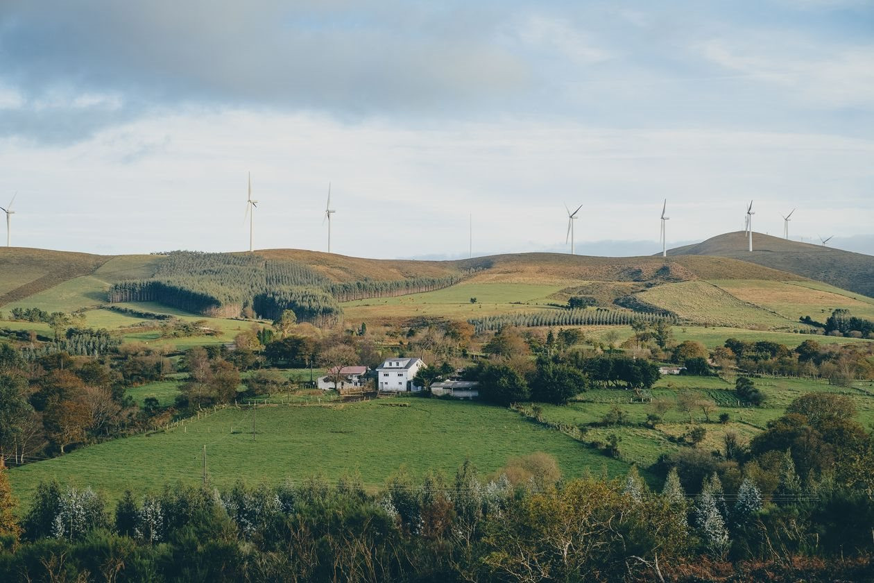 Công cuộc chuyển đổi 'xanh' của châu Âu giảm tốc vì dân địa phương: Sợ tuabin gió làm hỏng cảnh quan dù đây là loại năng lượng sạch nhất - Ảnh 1.