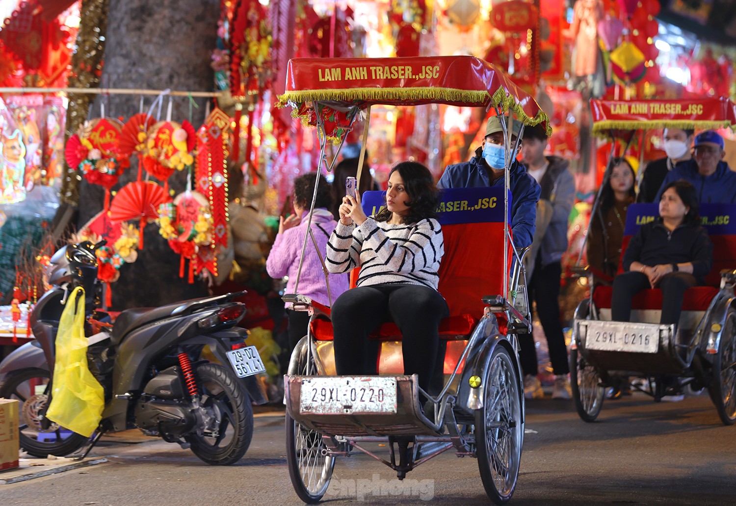 Phố Hàng Mã 'thay áo mới' đón Tết nguyên đán - Ảnh 4.