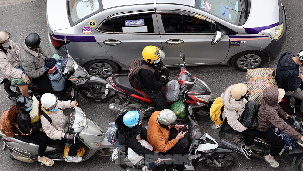 Đến gần trưa, nhiều người dân Thủ đô vẫn chưa tới được cơ quan vì... tắc đường - Ảnh 4.