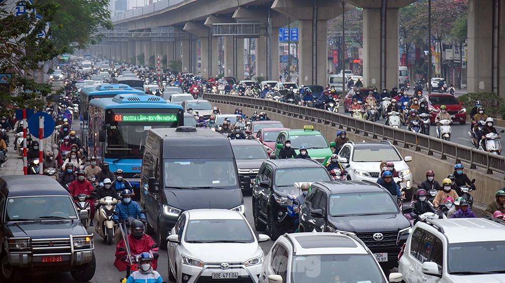 Đến gần trưa, nhiều người dân Thủ đô vẫn chưa tới được cơ quan vì... tắc đường - Ảnh 9.