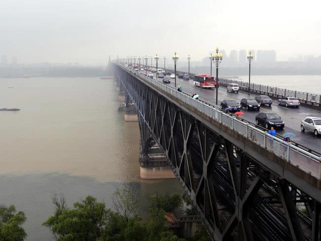 “Không có gì quý hơn mạng sống”: Câu chuyện của người đàn ông 20 năm tình nguyện cứu sống hơn 400 người trên “cây cầu tự tử”   - Ảnh 1.