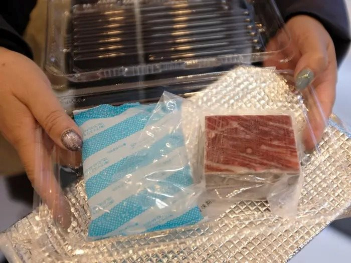 Một công ty Nhật Bản bán thịt cá voi qua máy bán hàng tự động, giá thấp hơn cả 1 kg bò bắp ở Việt Nam - Ảnh 2.