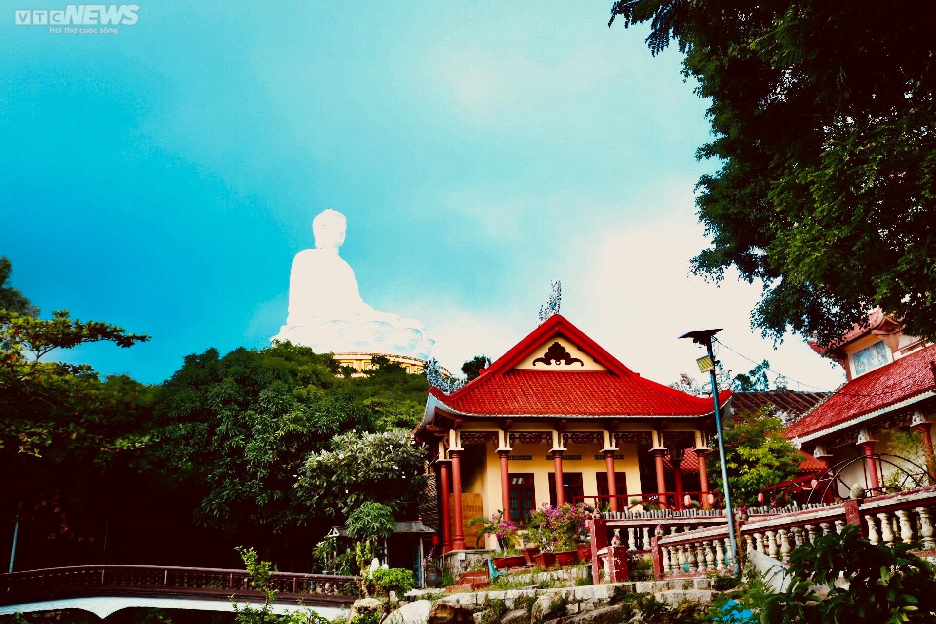 Tượng Phật ngồi từng cao nhất Đông Nam Á thu hút ngàn người đến chiêm bái - Ảnh 7.
