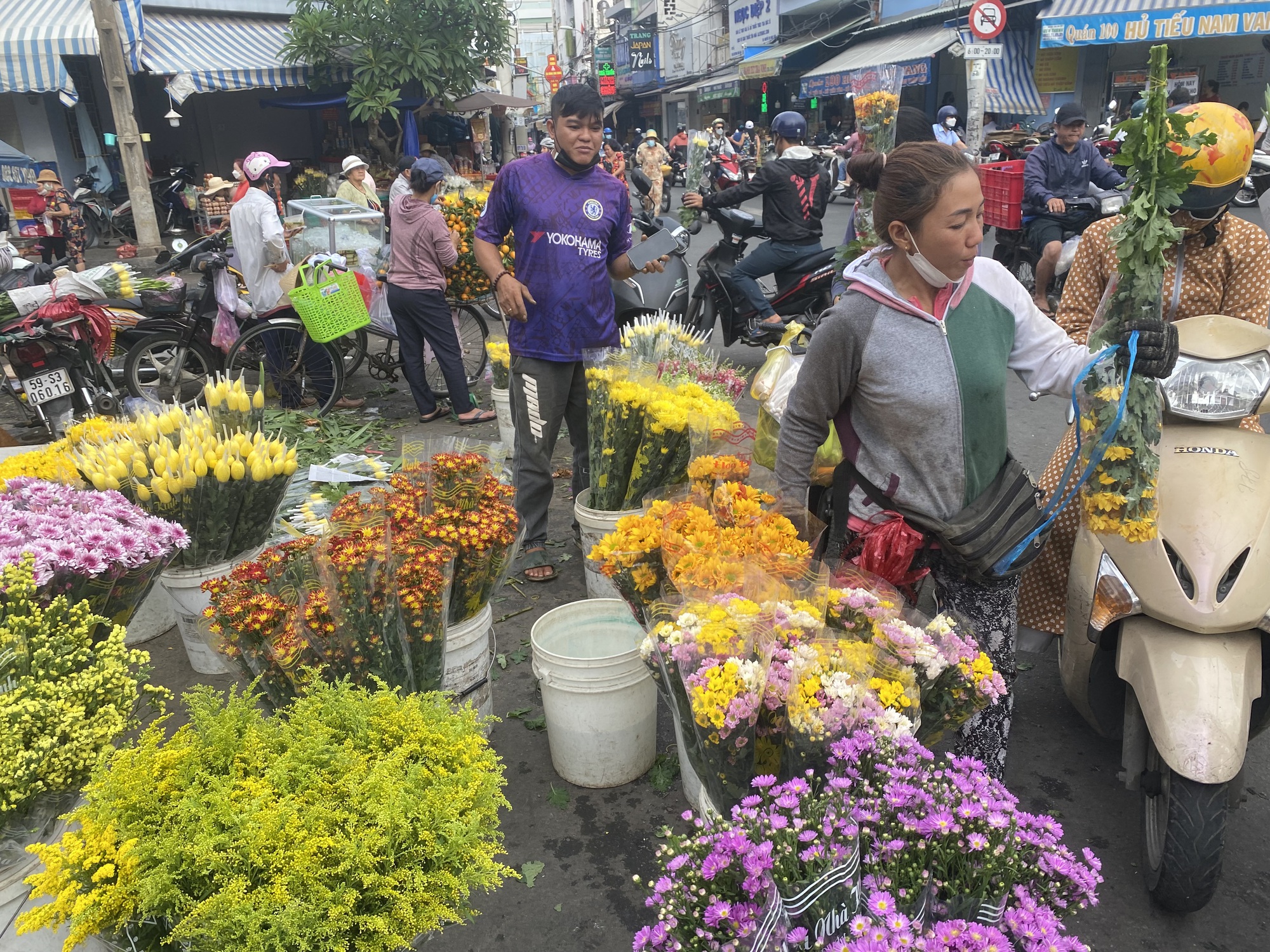 Bà nội trợ bất ngờ với giá cả đồ cúng Thần Tài - Ảnh 5.