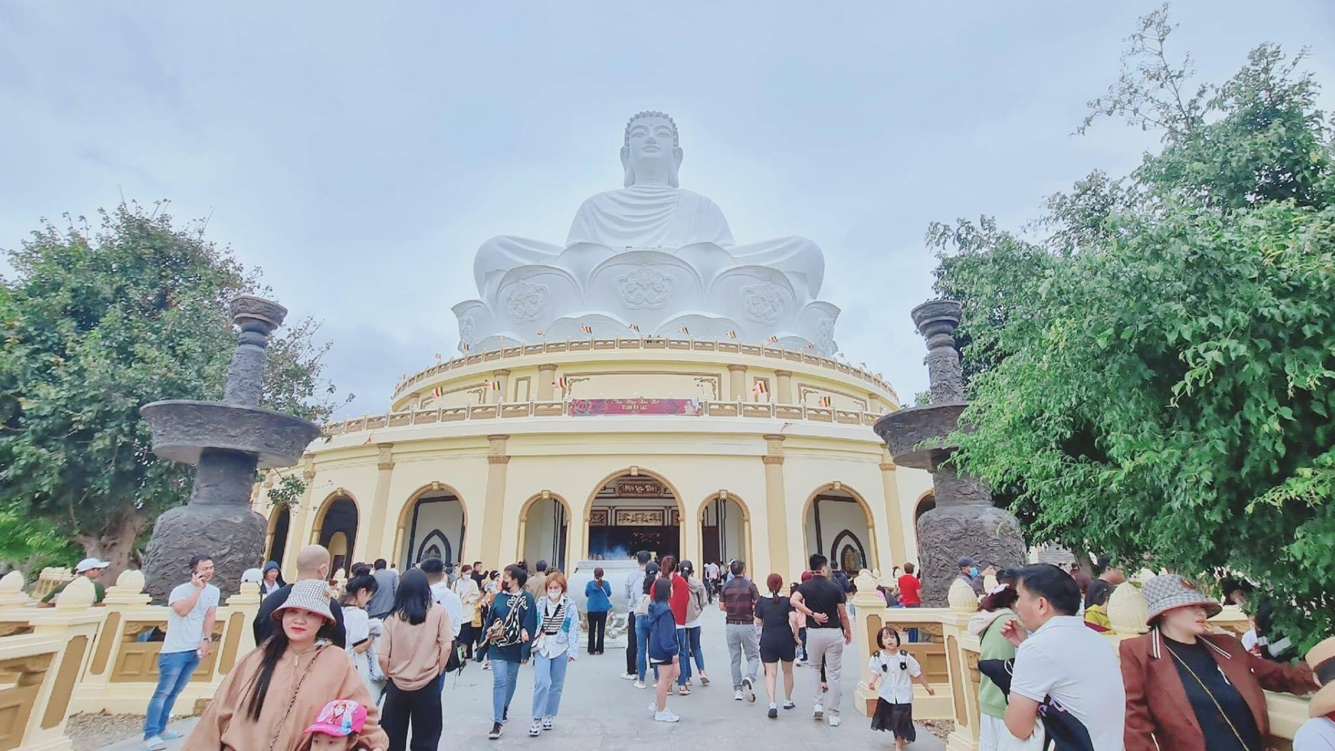 Tượng Phật ngồi từng cao nhất Đông Nam Á thu hút ngàn người đến chiêm bái - Ảnh 2.