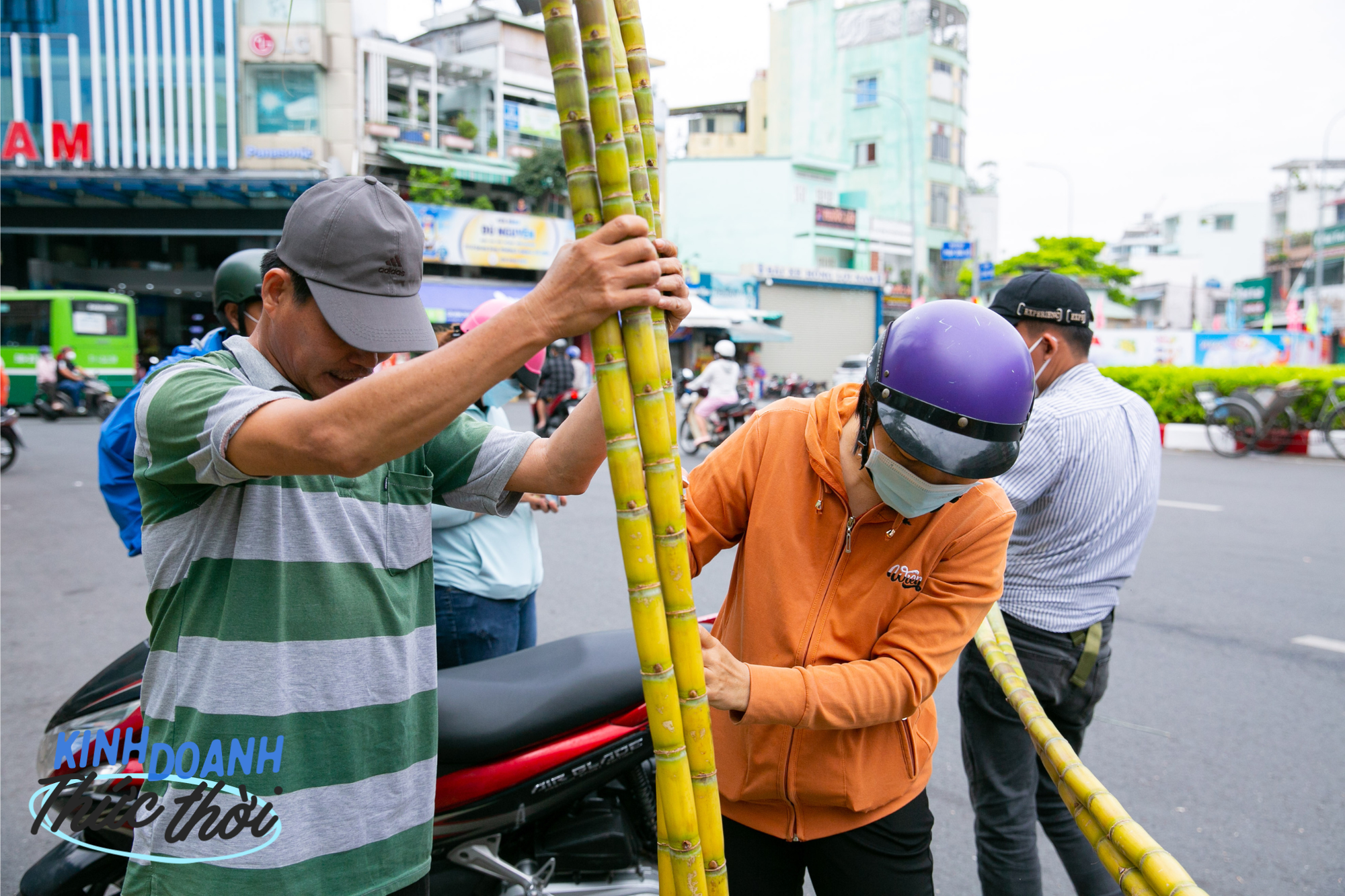 Kiếm hàng chục triệu chưa đầy 24 giờ nhờ phong tục mua mía vàng cúng vía Trời ở Sài Gòn - Ảnh 14.