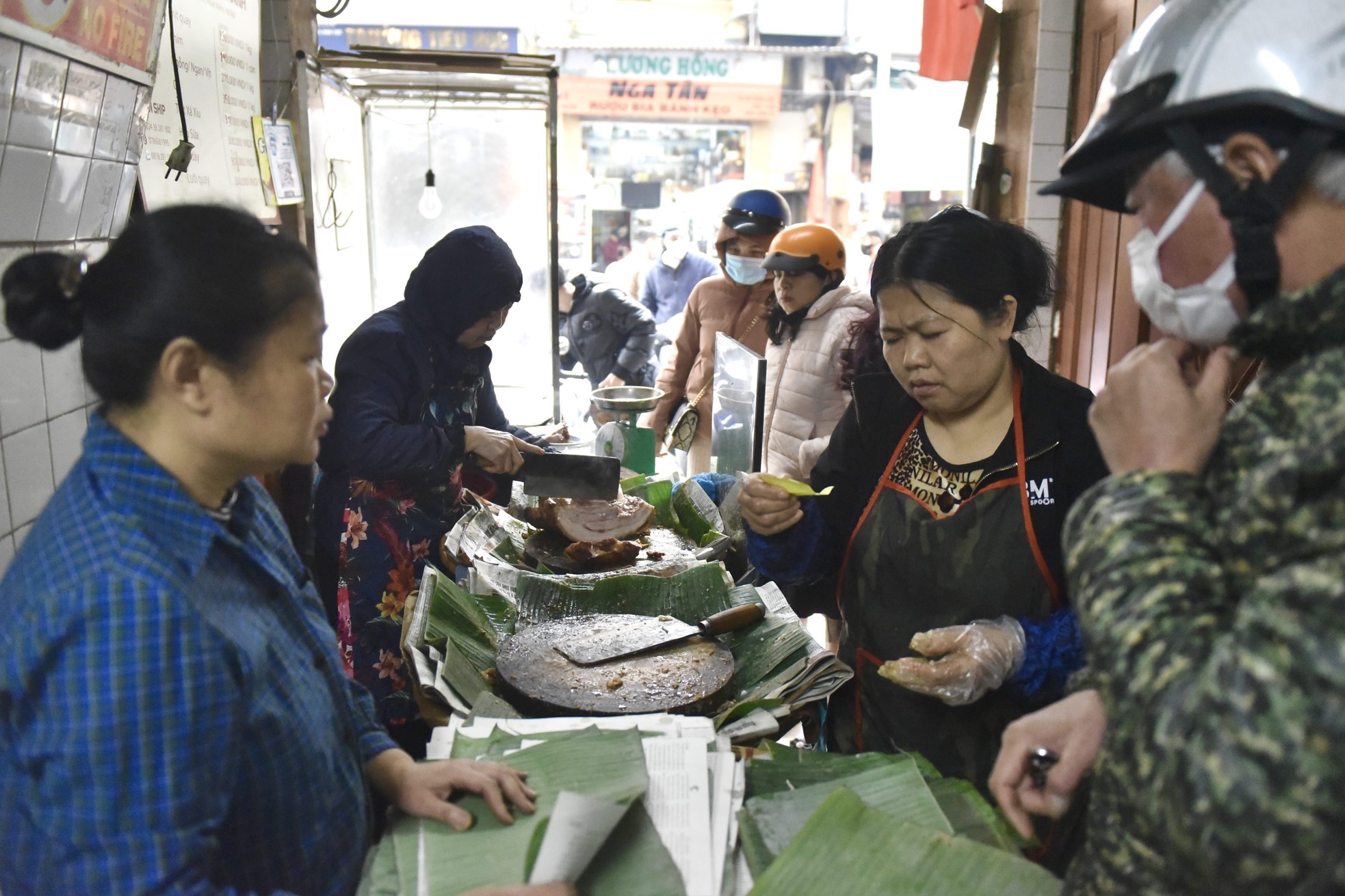 Xếp hàng dài giữa trưa mua heo quay ngày vía Thần Tài tại Hà Nội - Ảnh 8.