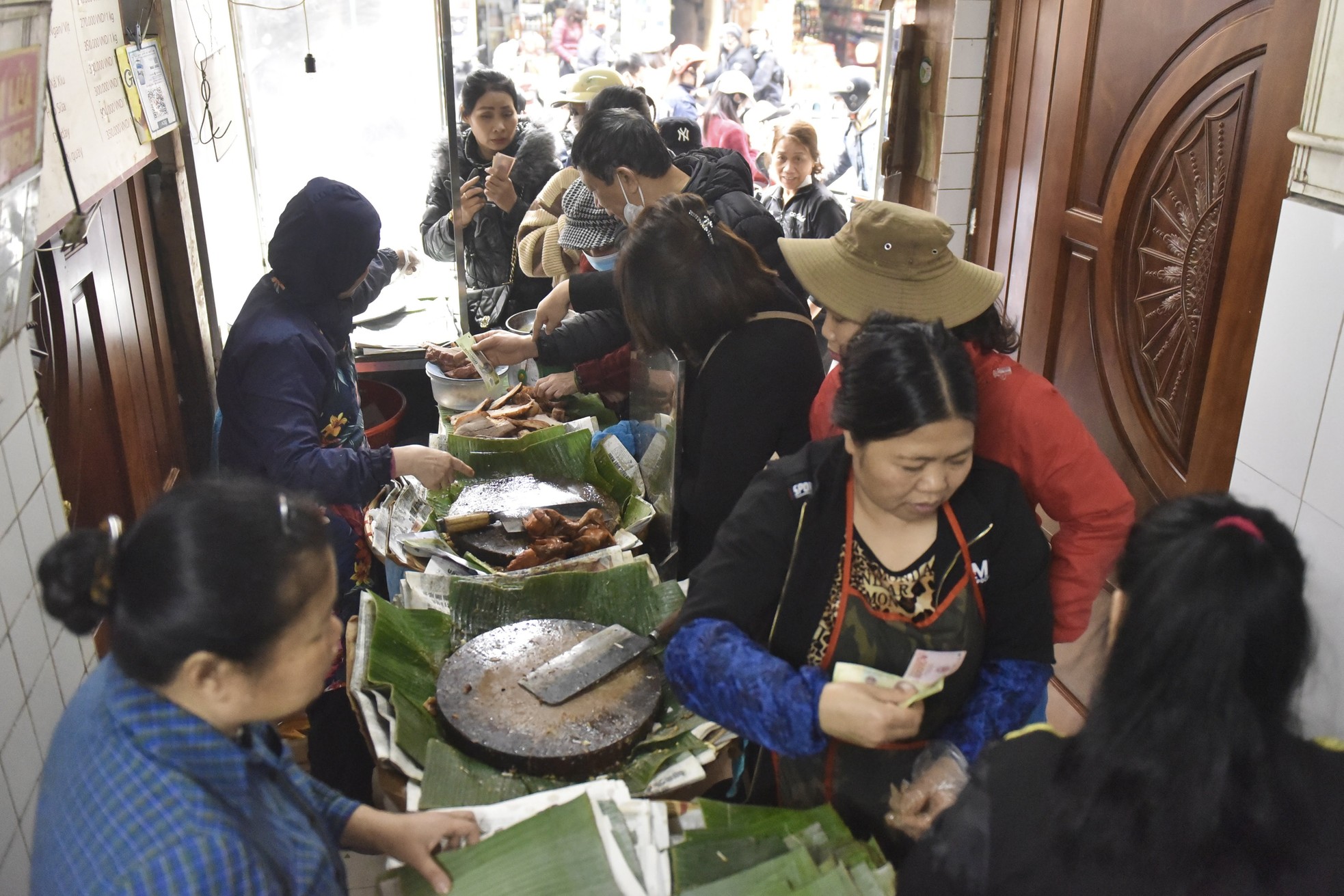 Xếp hàng dài giữa trưa mua heo quay ngày vía Thần Tài tại Hà Nội - Ảnh 6.
