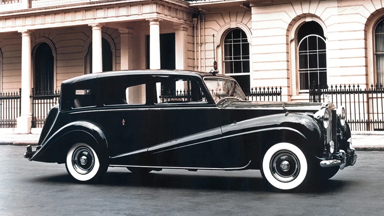 Vị vua giàu bậc nhất thế giới hiện đại sở hữu nhiều xe ô tô tới mức mở cả 1 bảo tàng trưng bày: Từ xe siêu sang tới siêu hiếm, người thường khó tưởng tượng nổi - Ảnh 9.