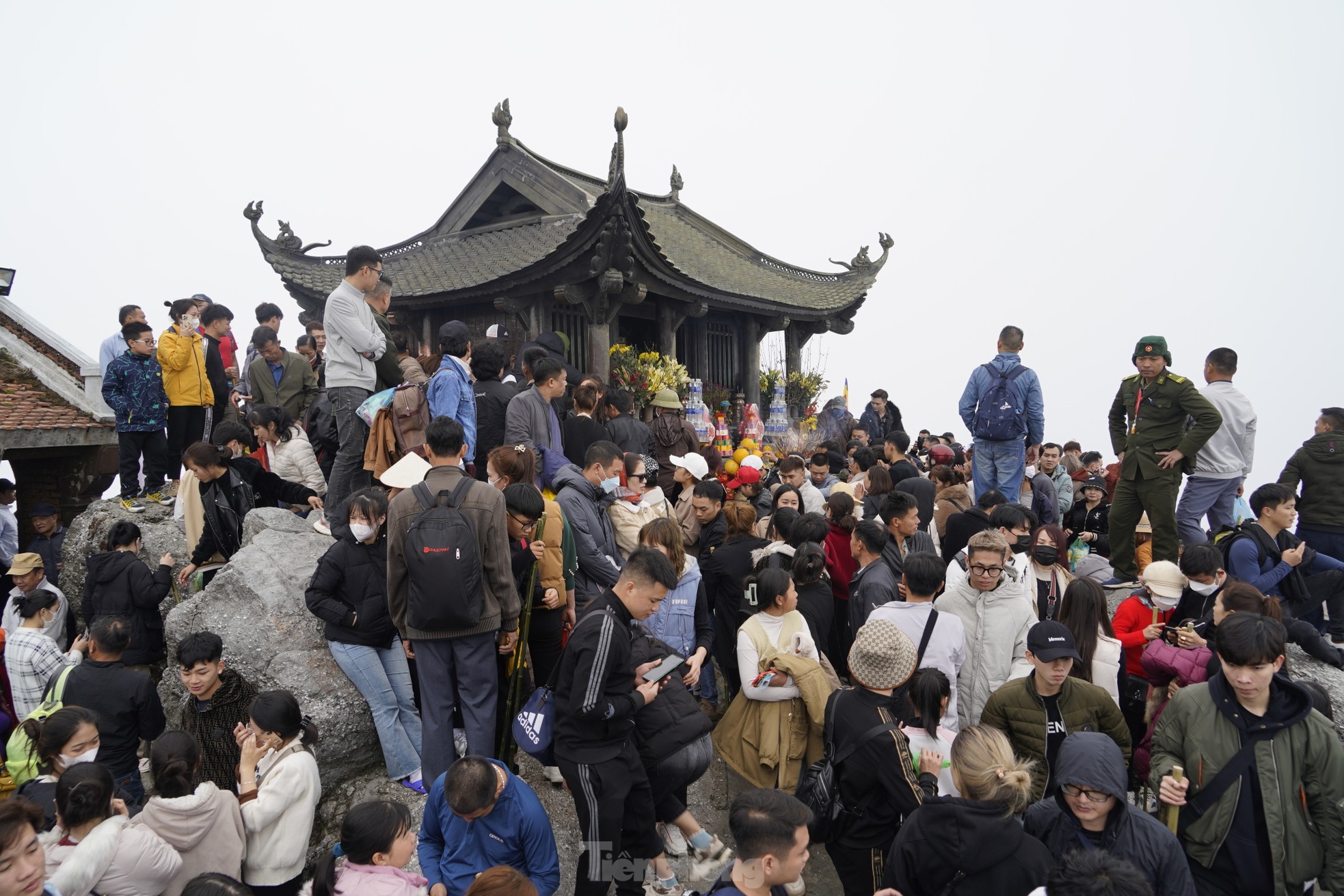 Khai hội Yên Tử: Người xin nước giếng tiên, người chen nhau chà tiền ở chùa Đồng - Ảnh 5.